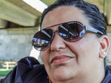 Bankta oturan bir genç kadın