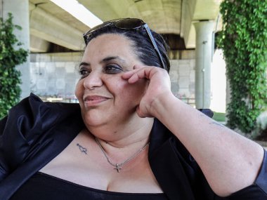 Bankta oturan bir genç kadın