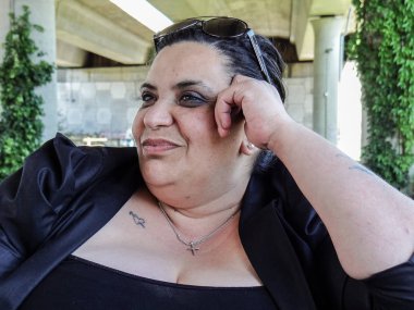 Bankta oturan bir genç kadın