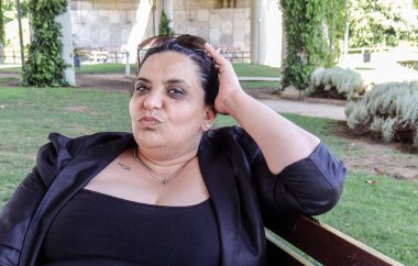 Bankta oturan bir genç kadın