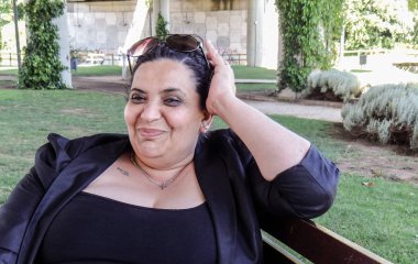 Bankta oturan bir genç kadın