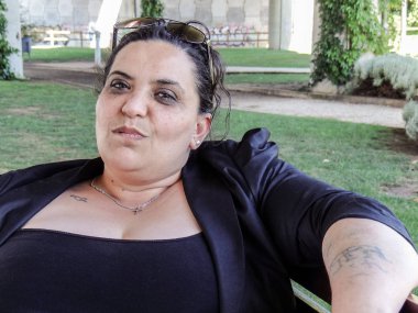 Bankta oturan bir genç kadın