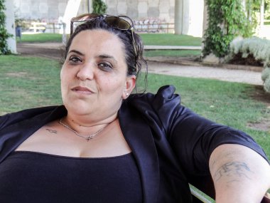 Bankta oturan bir genç kadın