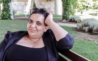 Bankta oturan bir genç kadın