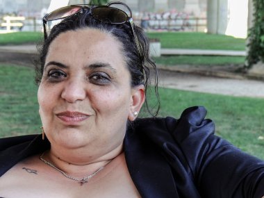 Bankta oturan bir genç kadın