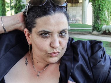 Bankta oturan bir genç kadın