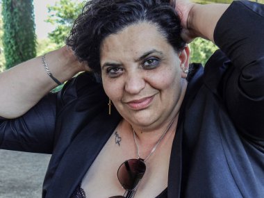 Bankta oturan bir genç kadın