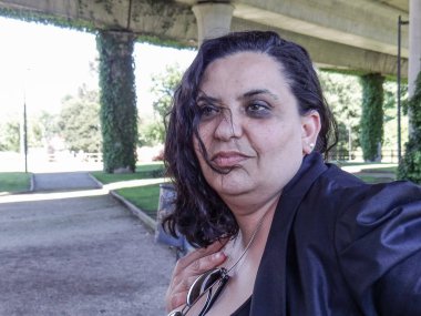 Bankta oturan bir genç kadın