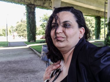 Bankta oturan bir genç kadın