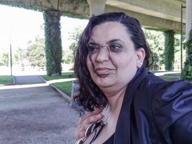 Bankta oturan bir genç kadın