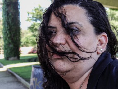 Bankta oturan bir genç kadın