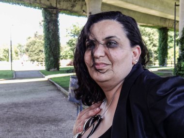 Bankta oturan bir genç kadın