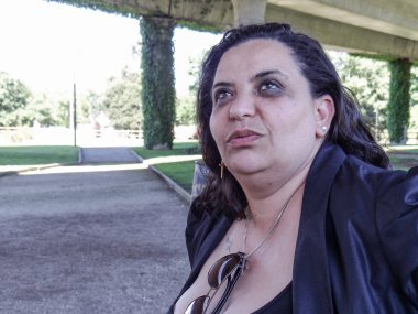 Bankta oturan bir genç kadın