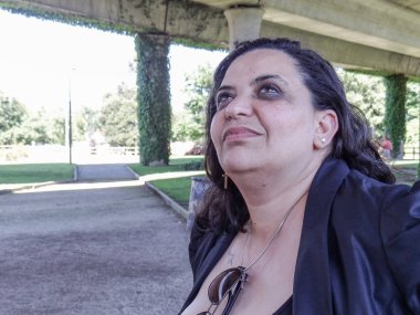 Bankta oturan bir genç kadın