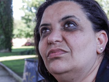 Bankta oturan bir genç kadın