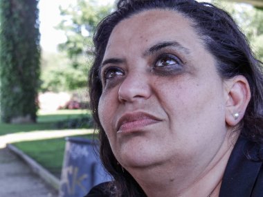 Bankta oturan bir genç kadın