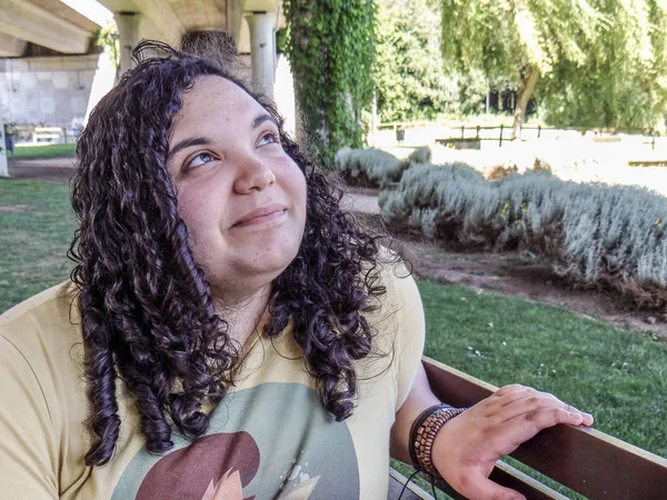 Bir bankta oturan bir genç kız