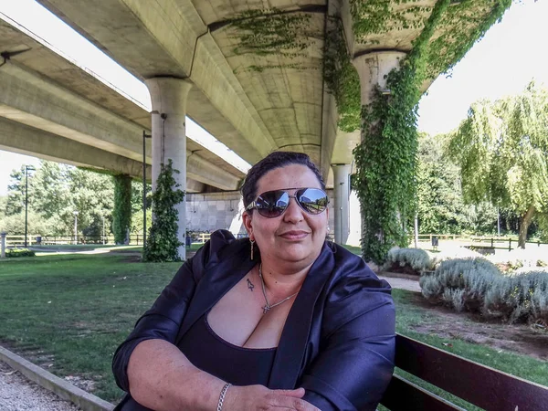 Bankta oturan bir genç kadın