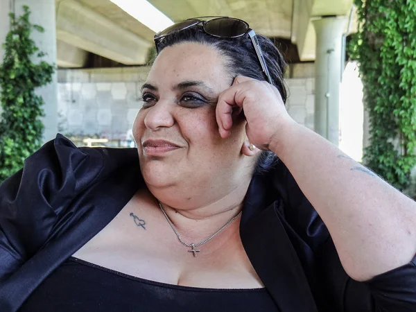 Bankta oturan bir genç kadın