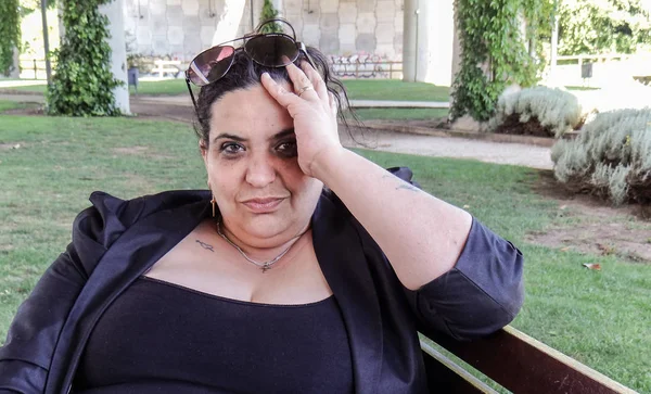 Bankta oturan bir genç kadın