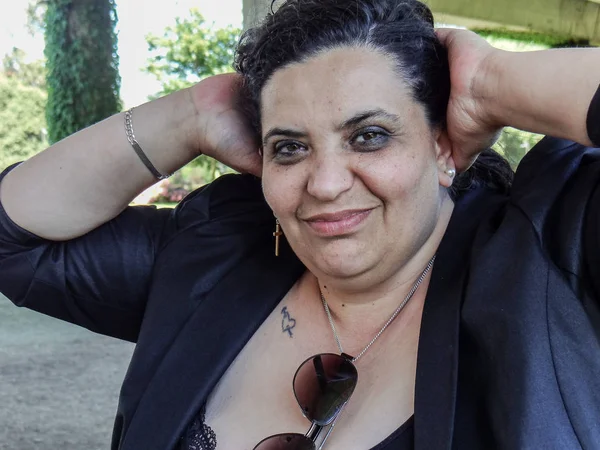 Bankta oturan bir genç kadın