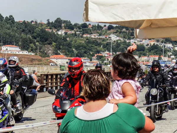 Madre Hija Observando Las Motocicletas Una Concentración Motociclistas — Foto de Stock