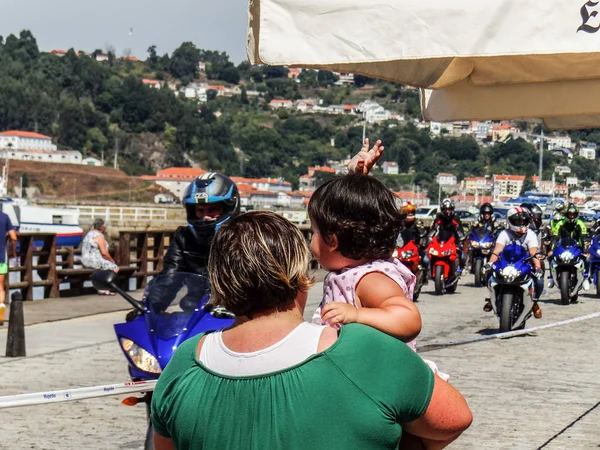 Madre Hija Observando Las Motocicletas Una Concentración Motociclistas — Foto de Stock
