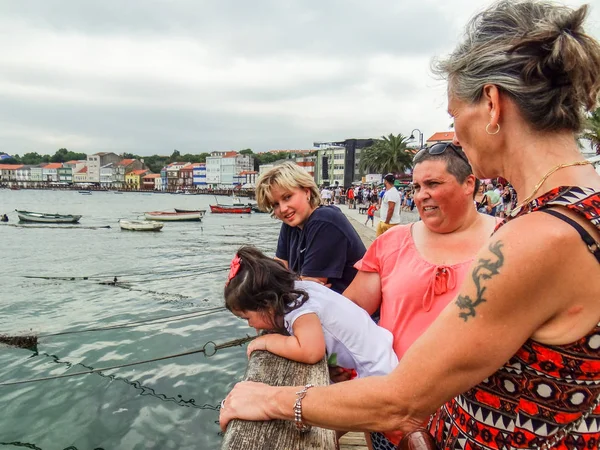 Четыре Девушки Смотрят Волны Порту Mugardos — стоковое фото