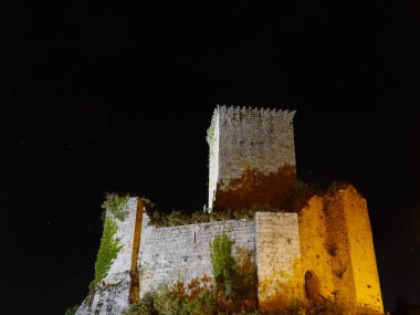 Gece görülen Nogueirosa kalesi.