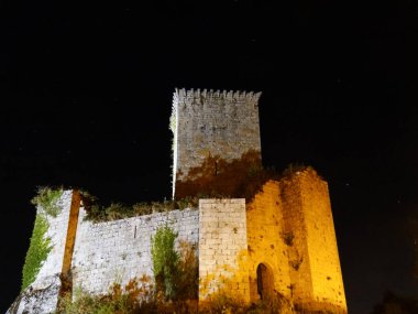 Gece görülen Nogueirosa kalesi.