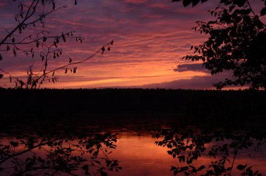 kırmızı gün batımı nehrin üzerinde