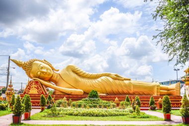 Uzanmış Buddha Statue Pha Luang tapınak Vientiane, Laos - işareti: Temmuz 2018
