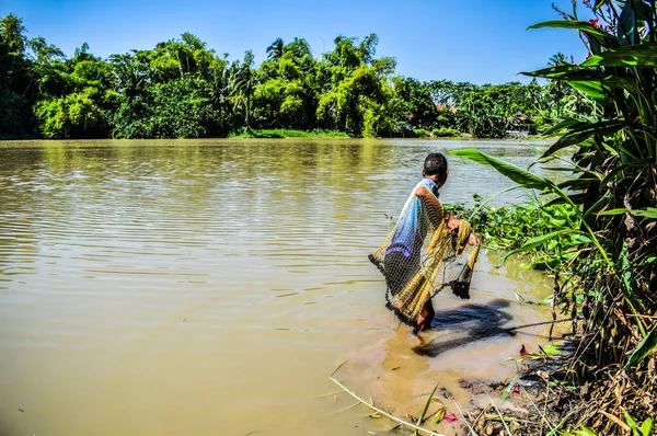 Nehirde balık yakalamak için bir net atma çocuk