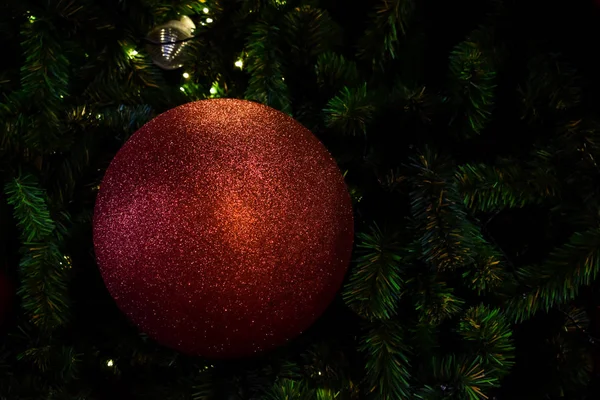 Noel ağacı süsle, kırmızı top