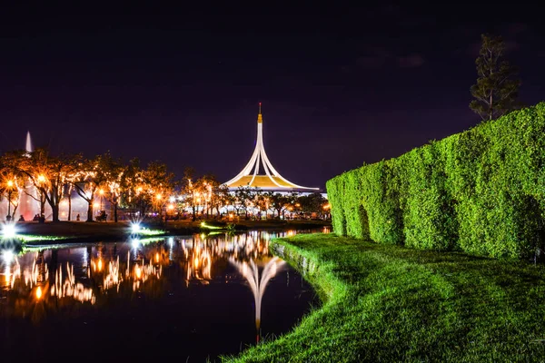 Rajamangala salonunda gece Halk Parkı, Suan Luang Rama IX, Bangkok, Tayland