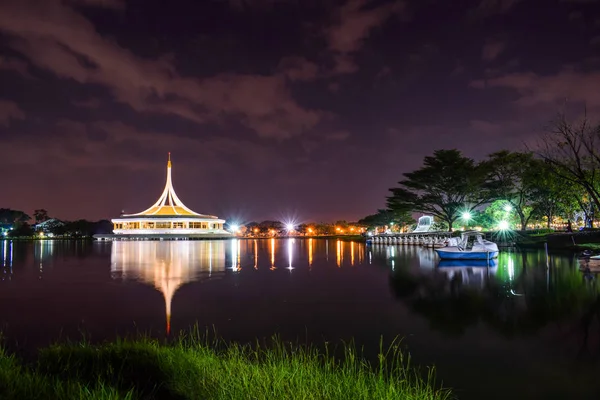 Rajamangala salonunda gece Halk Parkı, Suan Luang Rama IX, Bangkok, Tayland