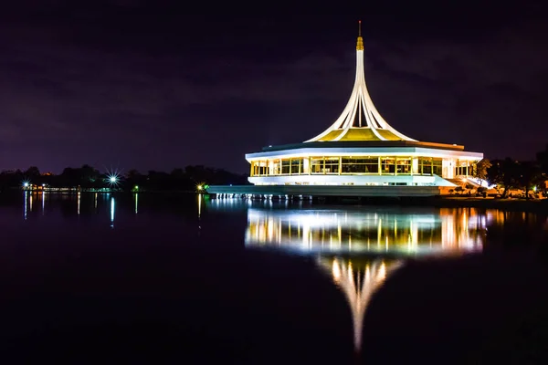 Rajamangala salonunda gece Halk Parkı, Suan Luang Rama IX, Bangkok, Tayland