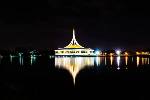 Rajamangala salonunda gece Halk Parkı, Suan Luang Rama IX, Bangkok, Tayland