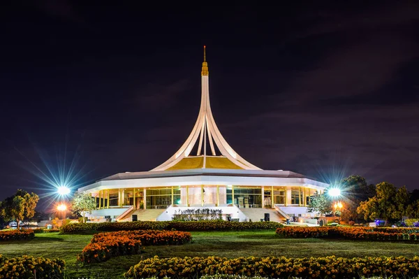 Rajamangala salonunda gece Halk Parkı, Suan Luang Rama IX, Bangkok, Tayland