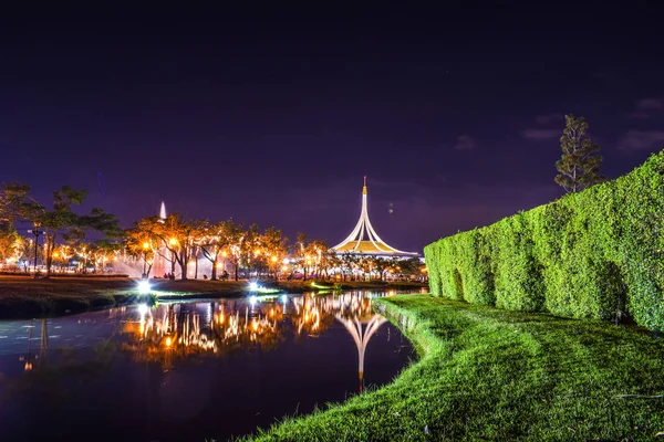 Rajamangala salonunda gece Halk Parkı, Suan Luang Rama IX, Bangkok, Tayland