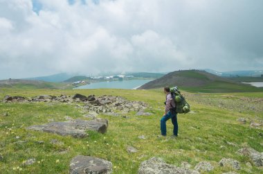 Bir sırt çantası ile turist alagöz, Ermenistan tepesine yükselir