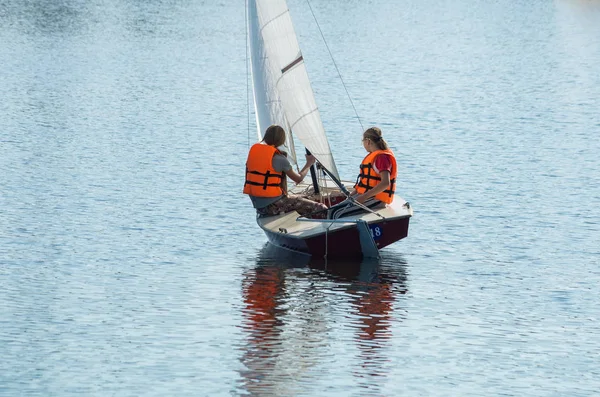 Segelregatta Der Jungen Segler Auf Dem Fluss — Stockfoto