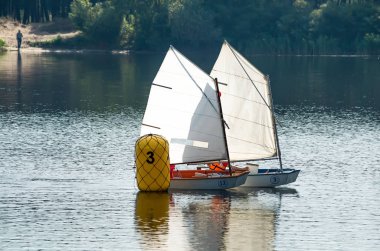 Yelkenli Nehri üzerinde Genç denizcilerin