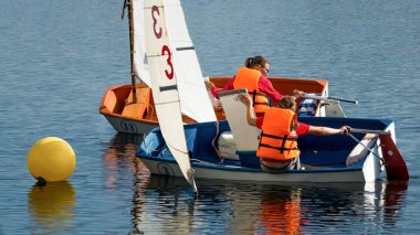 Yelkenli Nehri üzerinde Genç denizcilerin