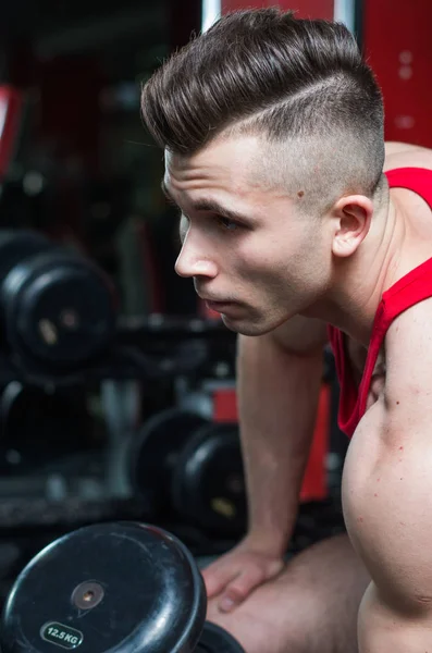 Der Mann Roten Hemd Ist Fitnessstudio — Stockfoto