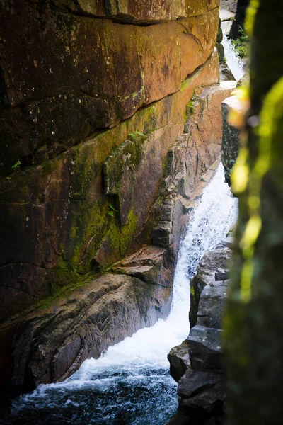 Dolda Sabbaday Falls Vita Bergen — Stockfoto