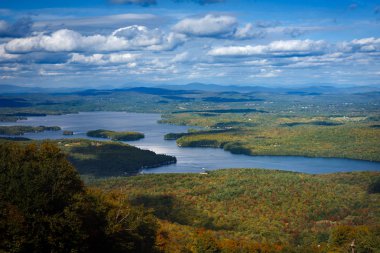 Mount folliage düşerken Sunapee gölden Sunapee artıyor