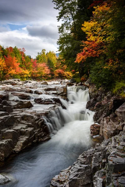 Swift Rzeka Skalista Malowniczego Wąwozu Obszarze Podczas Jesienią Sezonu — Zdjęcie stockowe