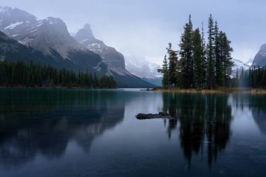 Maligne Gölü'ndeki Spirit Adası'nın Scenary'si