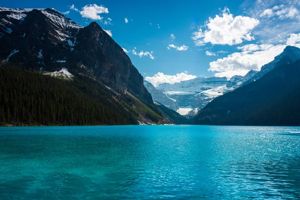 Lake louise takes typical blue hue by sunny day — Stock Photo, Image